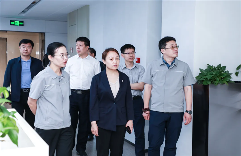 2023年5月15日，河北建材职业技术学院党委书记张明莉一行到龙8-long8北京集团进行校企合作交流。